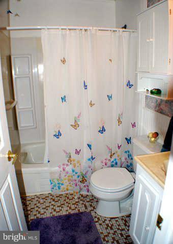 2401 Oak Manor Road Baltimore, MD 21219 - Photo 19 of 28 Bath