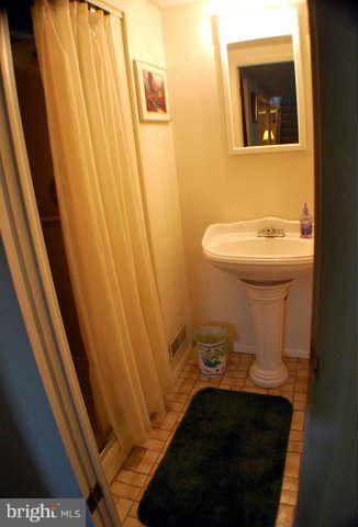 2401 Oak Manor Road Baltimore, MD 21219 - Photo 25 of 28 Bath