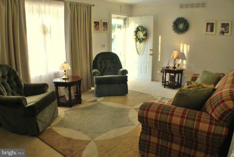 2401 Oak Manor Road Baltimore, MD 21219 - Photo 8 of 28 Living Room