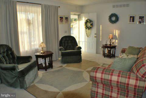 2401 Oak Manor Road Baltimore, MD 21219 - Photo 9 of 28 Living Room