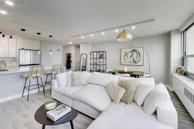 $2,900 | 1255 North Sandburg Terrace, Unit 2804, Chicago, IL 60610