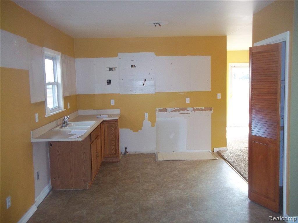 14613 Allen Road Southgate, MI 48195 - Photo 8 of 20 100_4411.JPG