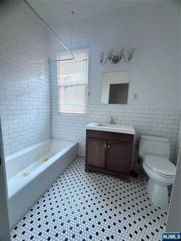 $3,600 | 70 Charles Street, Unit 2, Jersey City, NJ 07307
