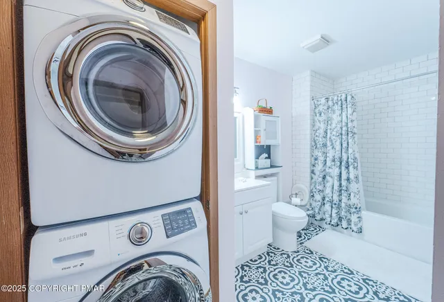 a view of bathroom with washing machine