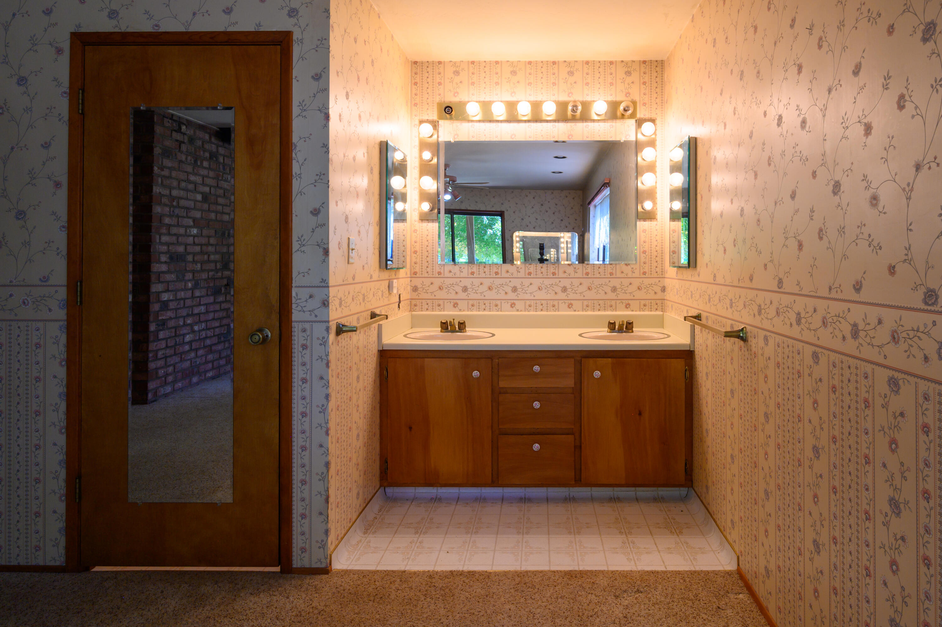 181 Meadow Road Weaverville, CA 96093 - Photo 18 of 38 primary vanity