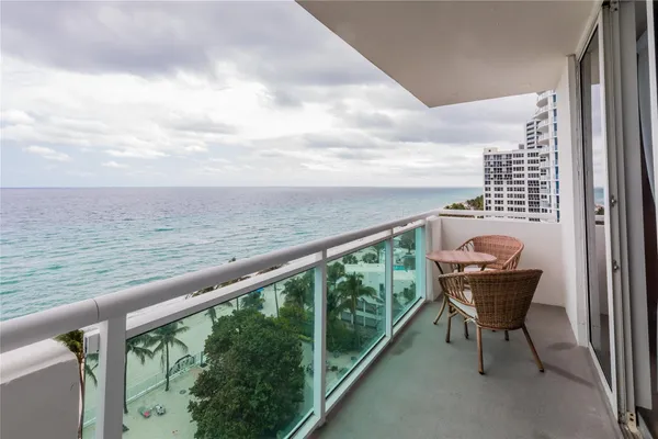 $3,300 | 3001 South Ocean Drive, Unit 1011, Hollywood, FL 33019