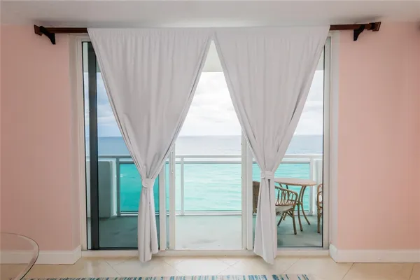 $3,300 | 3001 South Ocean Drive, Unit 1011, Hollywood, FL 33019