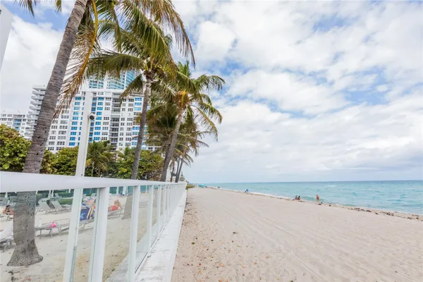 $3,300 | 3001 South Ocean Drive, Unit 1011, Hollywood, FL 33019