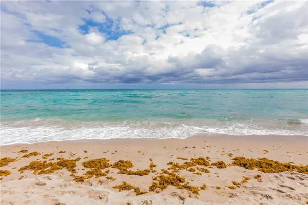 $3,300 | 3001 South Ocean Drive, Unit 1011, Hollywood, FL 33019