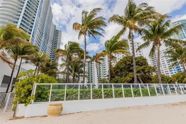 $3,300 | 3001 South Ocean Drive, Unit 1011, Hollywood, FL 33019