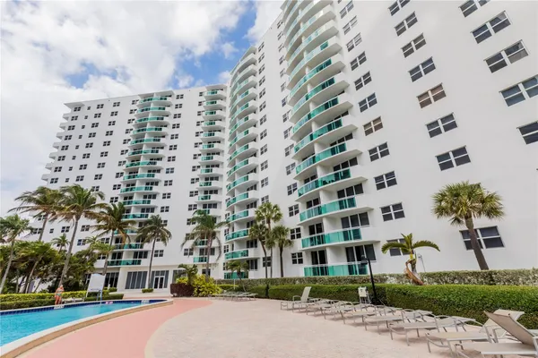 $3,300 | 3001 South Ocean Drive, Unit 1011, Hollywood, FL 33019