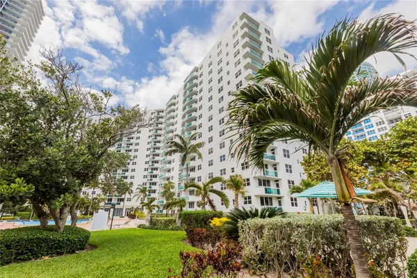 $3,300 | 3001 South Ocean Drive, Unit 1011, Hollywood, FL 33019