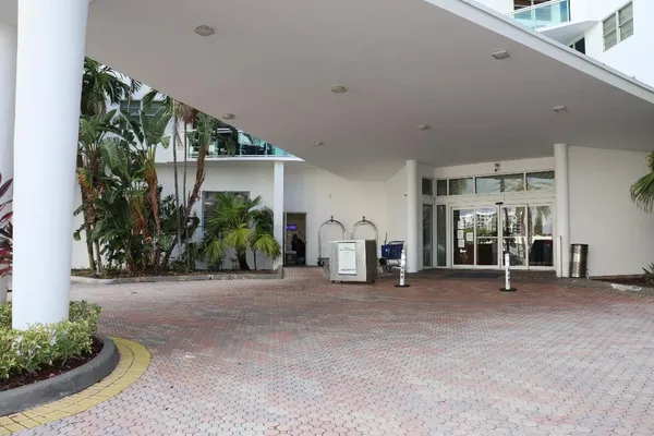 $3,300 | 3001 South Ocean Drive, Unit 1011, Hollywood, FL 33019