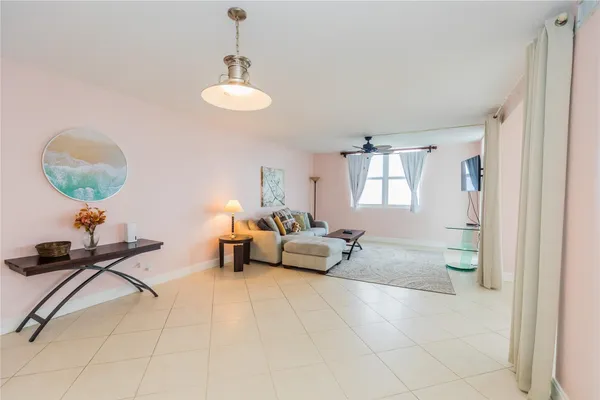 $3,300 | 3001 South Ocean Drive, Unit 1011, Hollywood, FL 33019