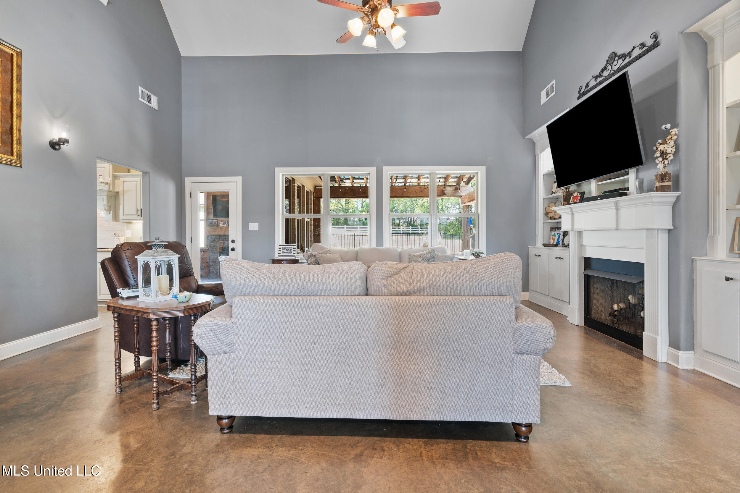 2850 Horn Lake Road Hernando, MS 38632 - Photo 18 of 56 Living room!