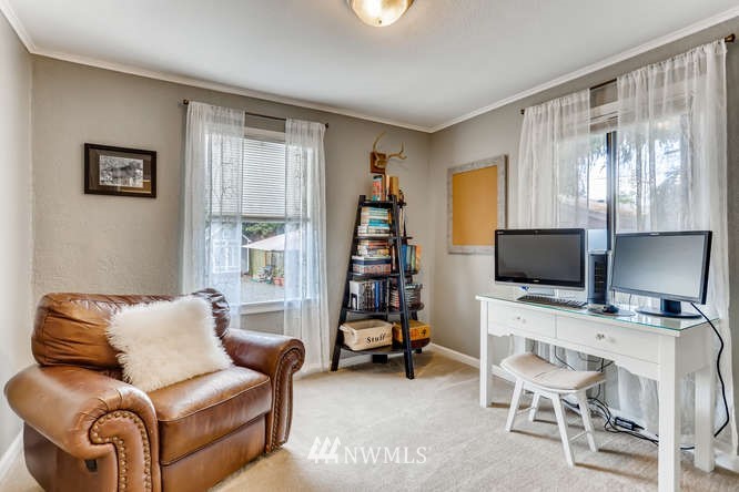 5501 Rockefeller Avenue Everett, WA 98203 - Photo 14 of 27 a workspace with furniture and window
