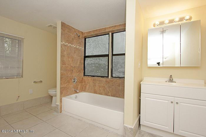 2828 Carleon Road Jacksonville, FL 32218 - Photo 7 of 11 masterbathroom_700