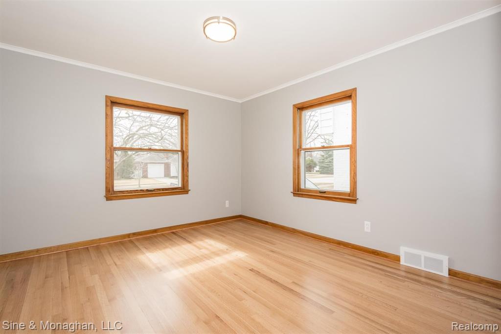 2032 Oxford Road Grosse Pointe Woods, MI 48236 - Photo 13 of 19