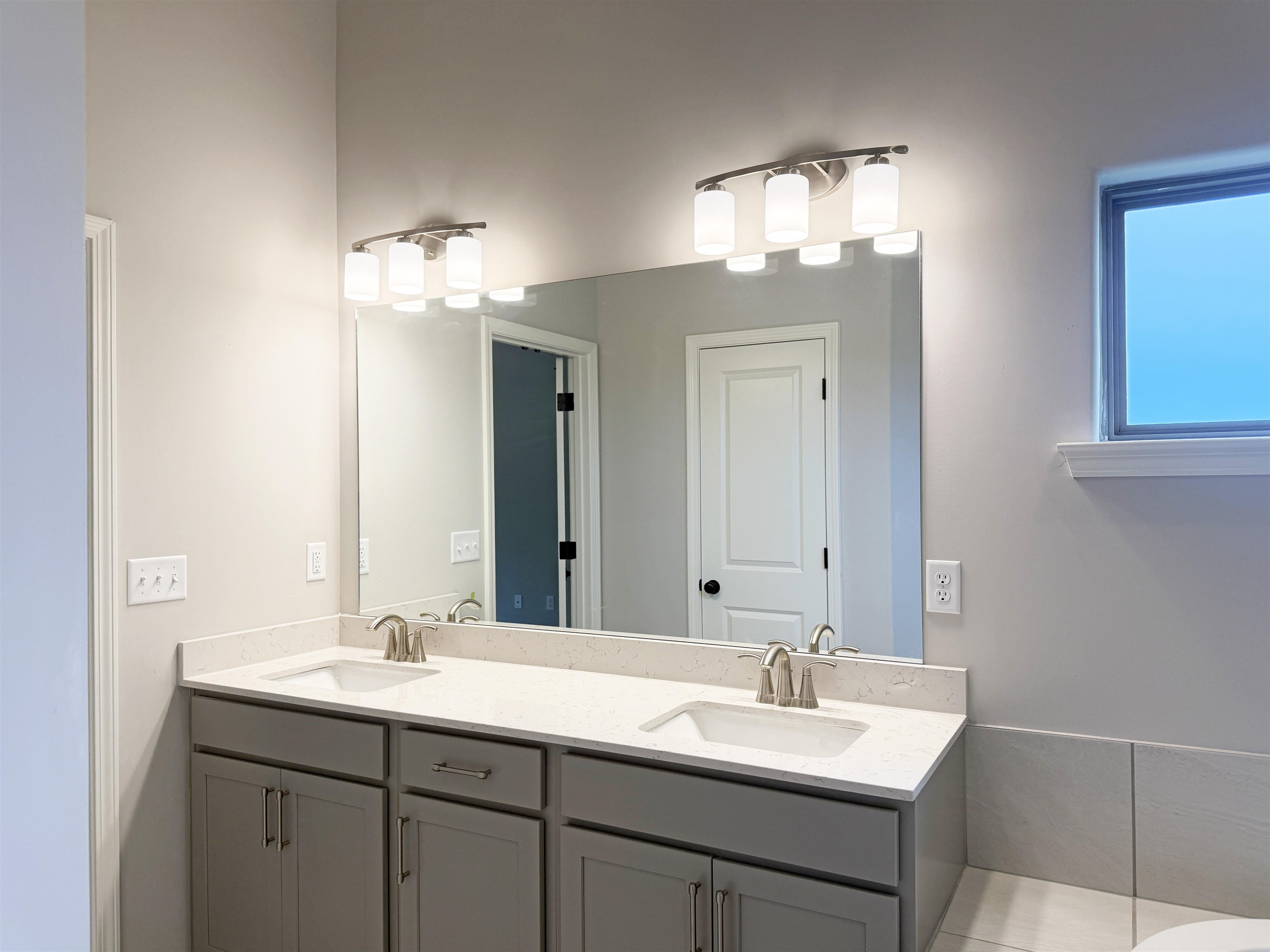 195 Ridgefield Drive Oakland, TN 38060 - Photo 18 of 29 a bathroom with a sink and a mirror