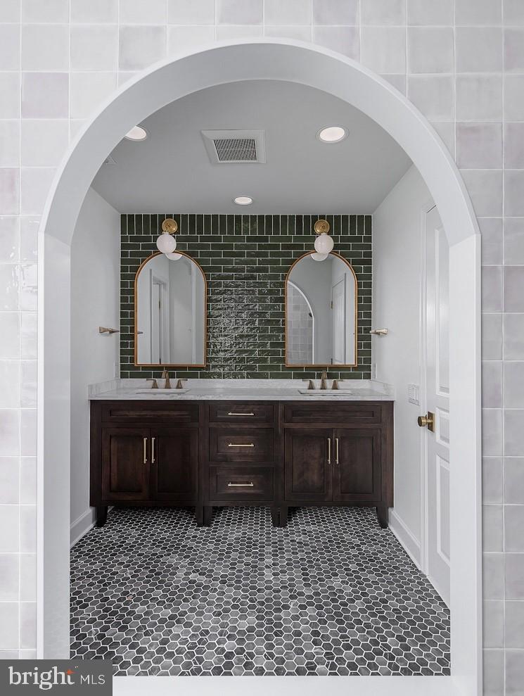 6 Inverness Drive Medford, NJ 08055 - Photo 38 of 62 a bathroom with a bathtub and a sink