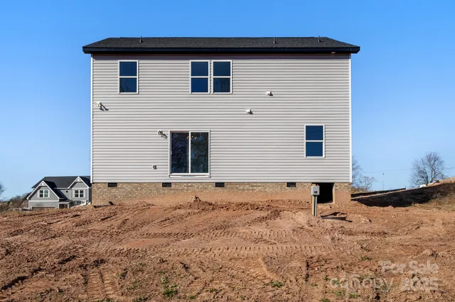a view of a house with backyard