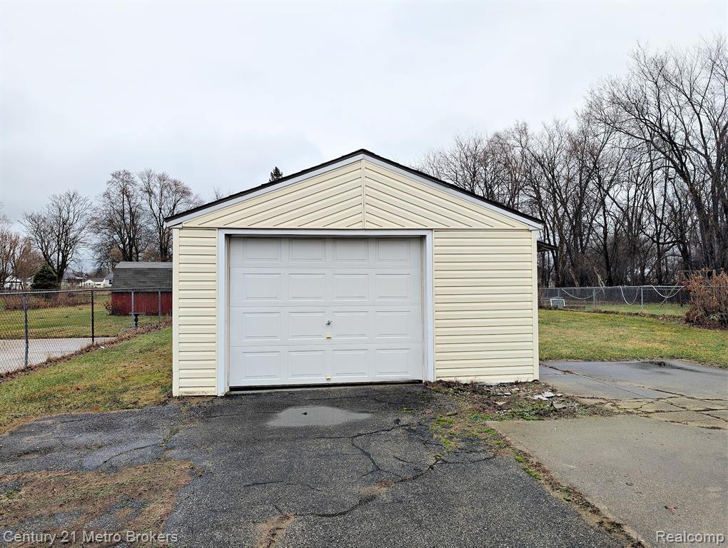 2074 Center Road Burton, MI 48509 - Photo 16 of 20 Gallery Image 16