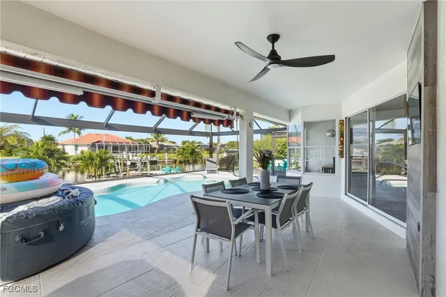 a view of a backyard