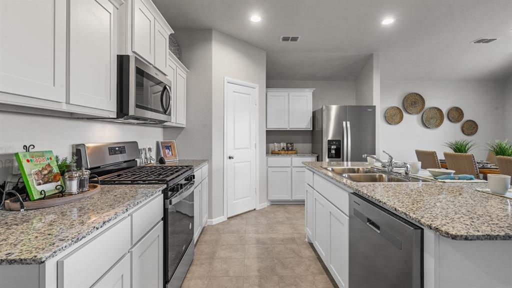 337 Blanco Drive Azle, TX 76020 - Photo 2 of 38