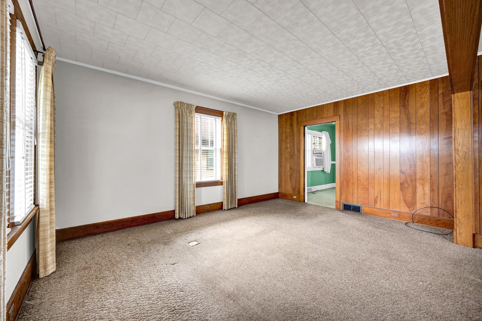 2319 5th Street Peru, IL 61354 - Photo 6 of 37 an empty room with windows and closet