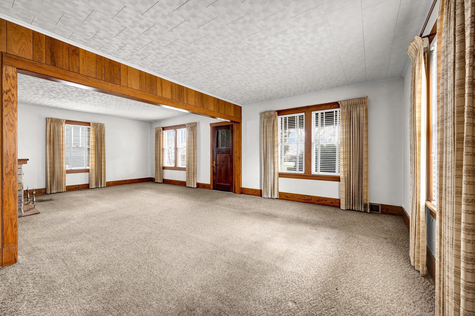 2319 5th Street Peru, IL 61354 - Photo 7 of 37 an empty room with windows