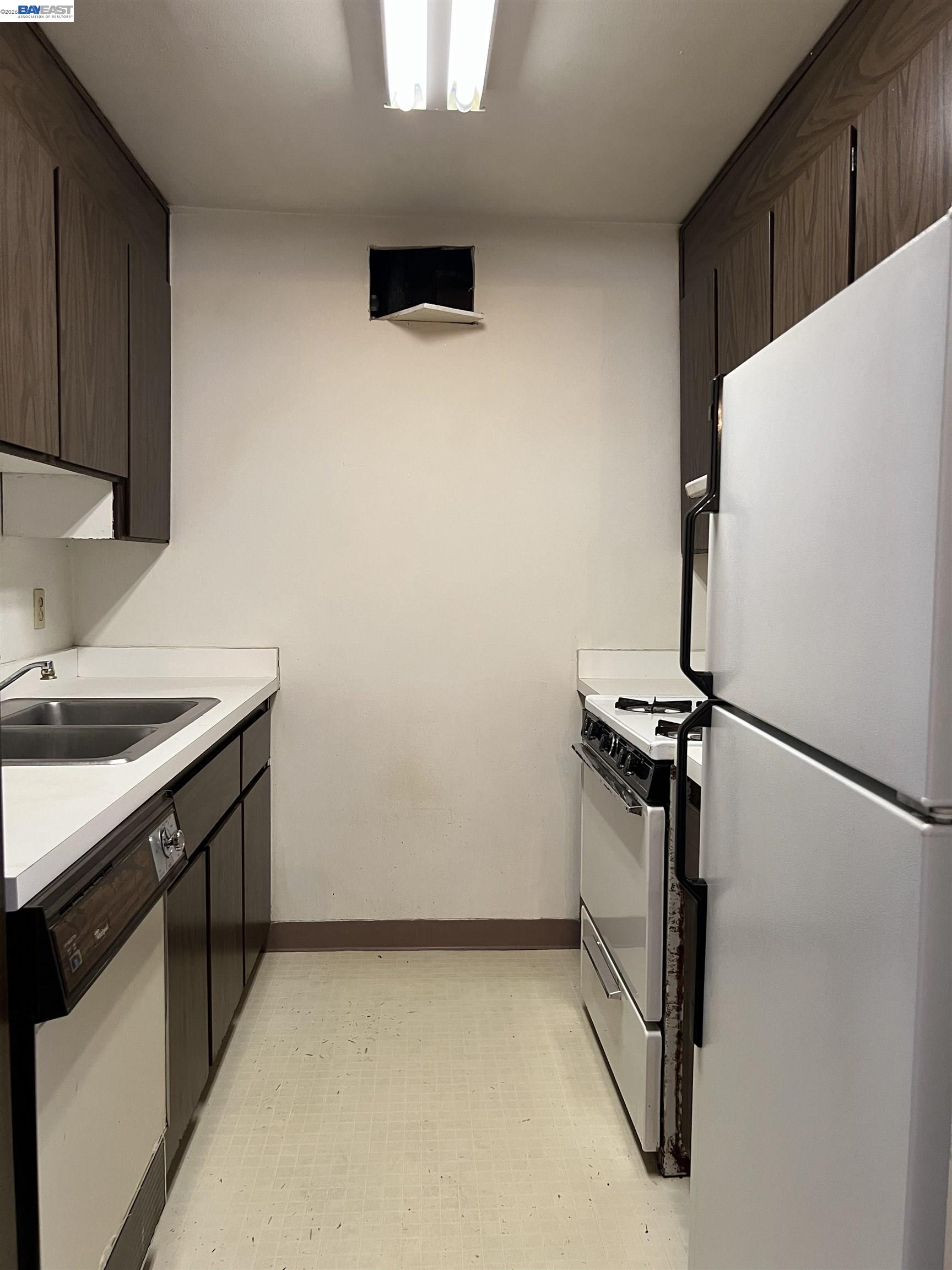 801 Franklin Street, Unit 707 Oakland, CA 94607 - Photo 7 of 14 a kitchen with a refrigerator and a sink