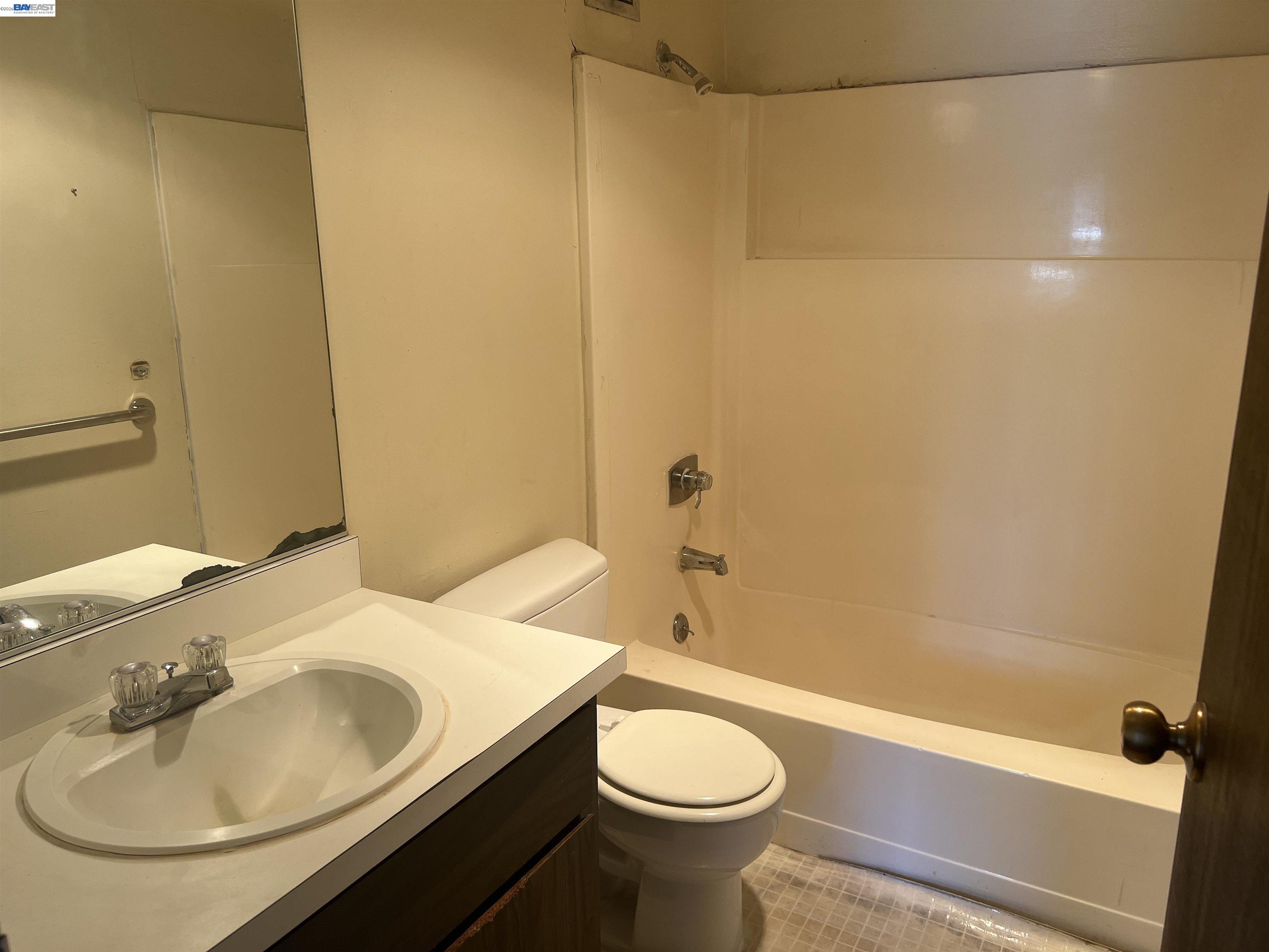 801 Franklin Street, Unit 707 Oakland, CA 94607 - Photo 8 of 14 a bathroom with a sink and a mirror