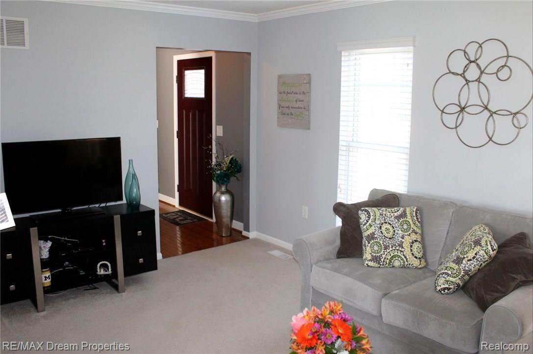 45255 Prestbury Road Canton, MI 48187 - Photo 3 of 26 IMG_4647.JPG