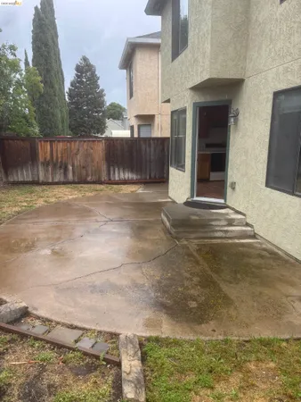 a view of a backyard