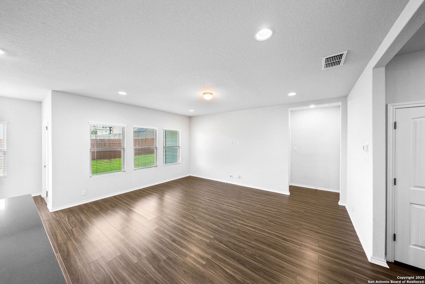 6723 Shiraz Way Converse, TX 78109 - Photo 11 of 33