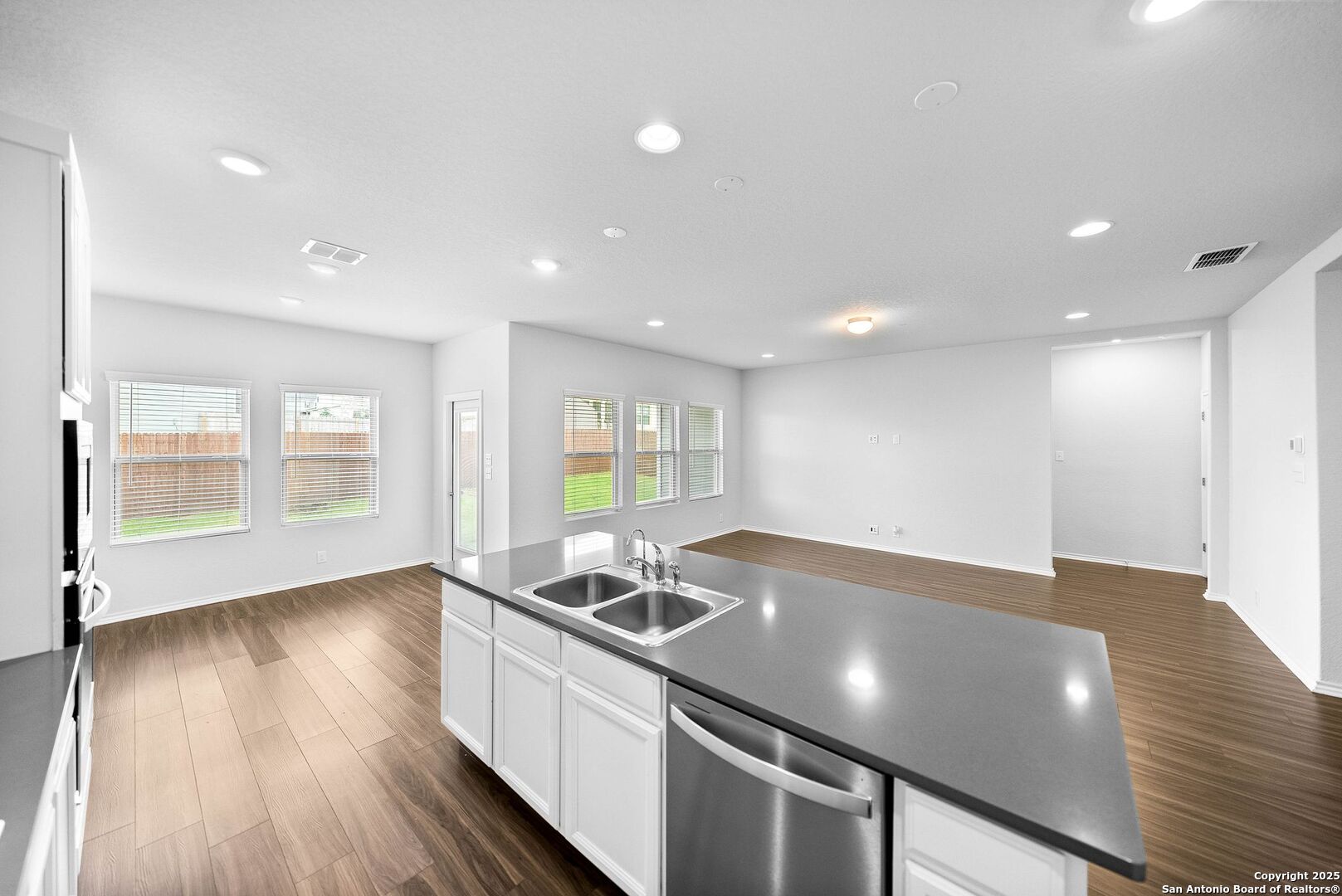 6723 Shiraz Way Converse, TX 78109 - Photo 7 of 33