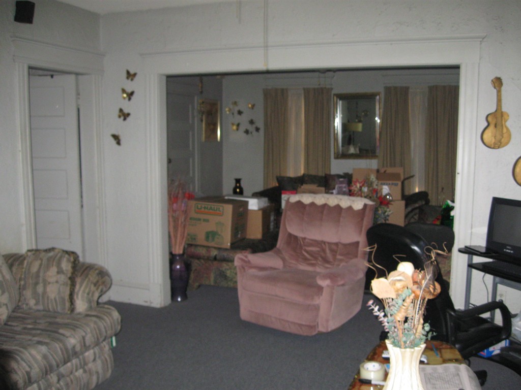 288-290 Oak Street Springfield, MA 01151 - Photo 11 of 18 a living room with furniture flowerpot and a chandelier