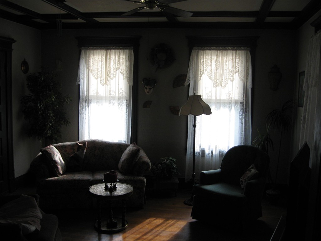 288-290 Oak Street Springfield, MA 01151 - Photo 7 of 18 a living room with furniture and a window