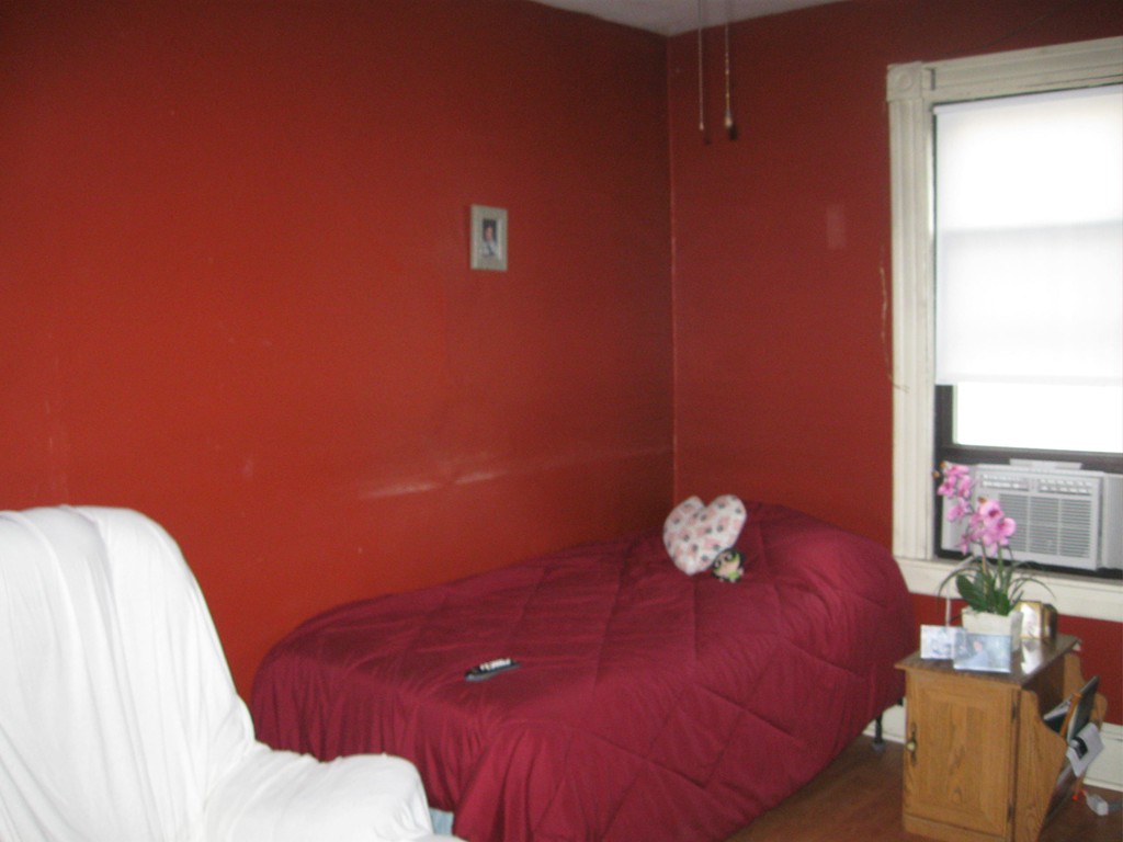 288-290 Oak Street Springfield, MA 01151 - Photo 8 of 18 a bedroom with a bed and a window