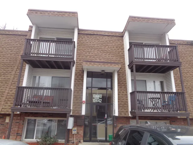 a view of front of a house