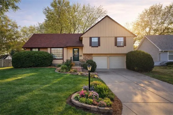 $335,000 | 7615 West 95th Street, Overland Park, KS 66212