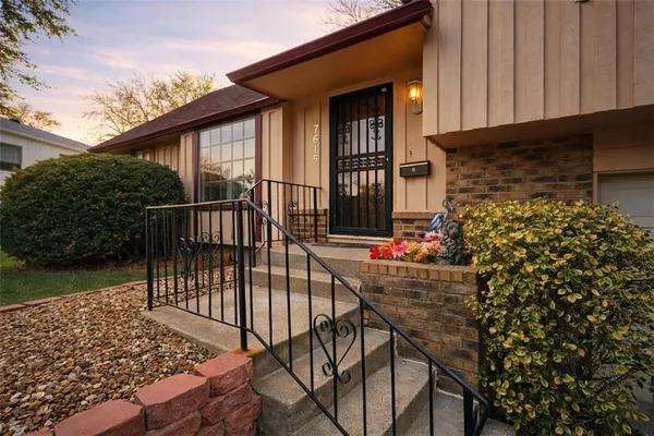 $335,000 | 7615 West 95th Street, Overland Park, KS 66212