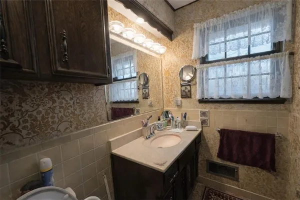 $335,000 | 7615 West 95th Street, Overland Park, KS 66212