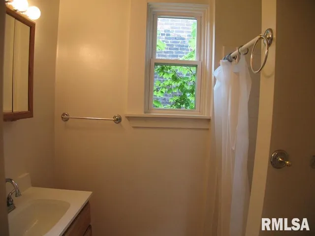 $155,000 | 516 Northeast Madison Avenue, Peoria, IL 61603