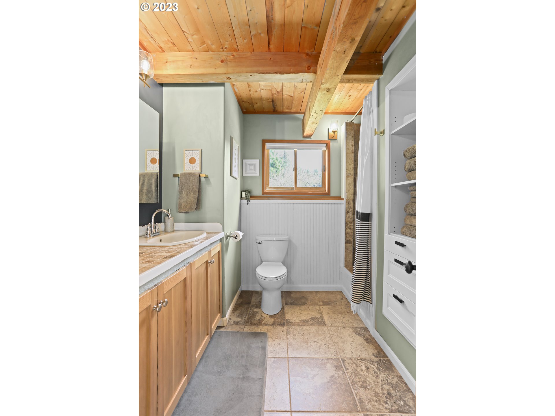238 Acme Road White Salmon, WA 98672 - Photo 22 of 48 a bathroom with a sink and a toilet