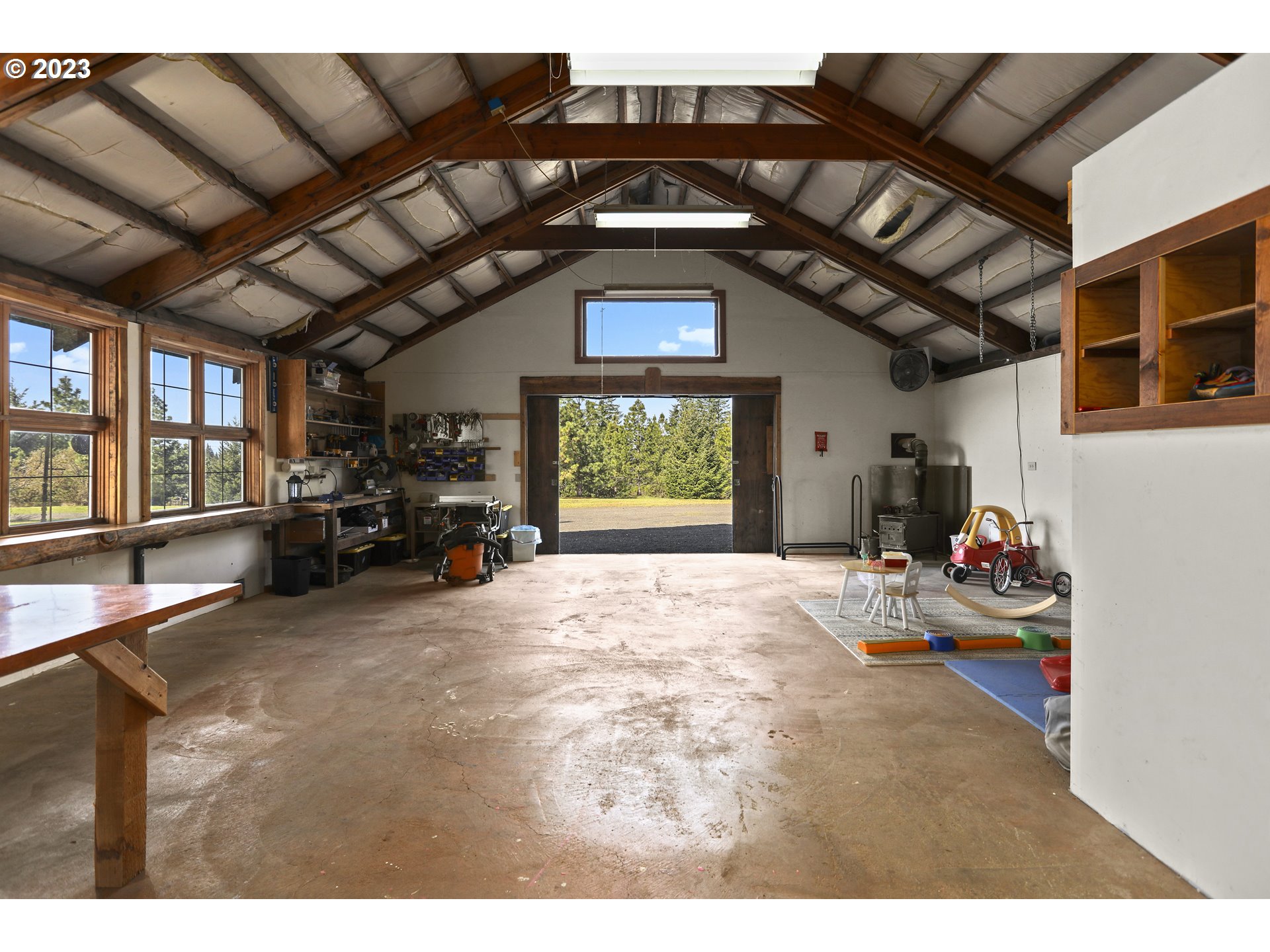 238 Acme Road White Salmon, WA 98672 - Photo 30 of 48 a living room with furniture garage and a window