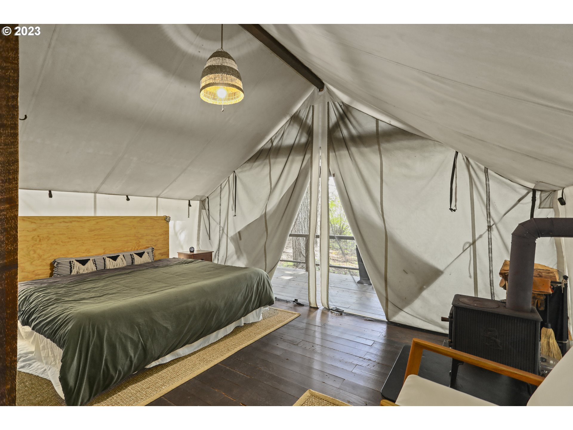 238 Acme Road White Salmon, WA 98672 - Photo 39 of 48 a bedroom with a bed window and a table