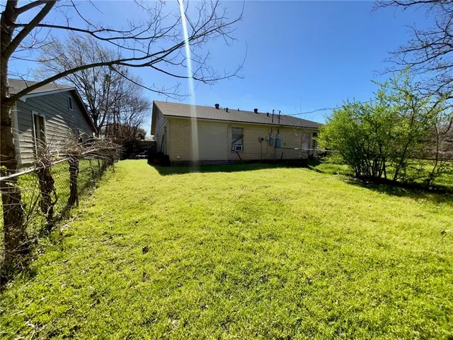 a view of back yard of the house