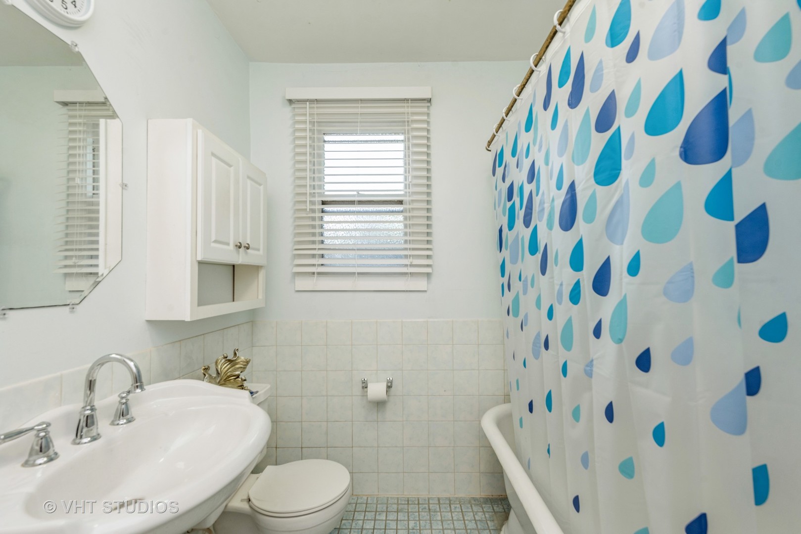 105 Grove Avenue Fox River Grove, IL 60021 - Photo 10 of 16 a bathroom with a sink and a toilet