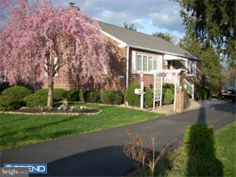 10911 Knights Road Philadelphia, PA 19154 - Photo 2 of 12 Exterior Side